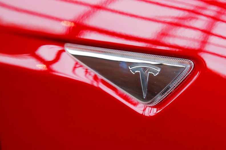 Tesla seeks wide investor pool in push to go private